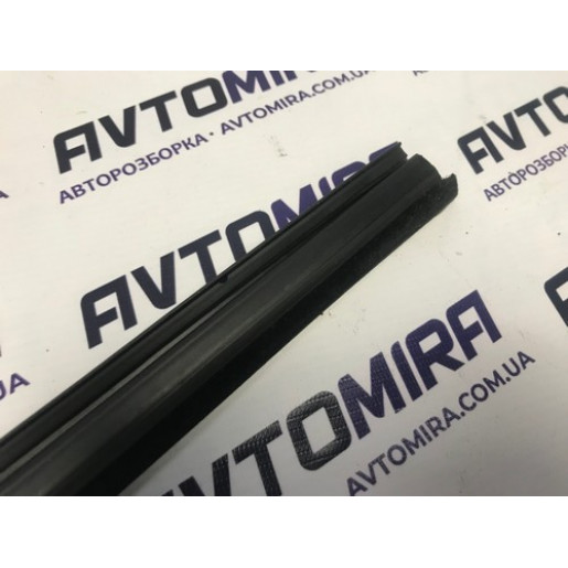 Уплотнитель стекла правой передней двери Ford Focus 2 2005-2010 1738095